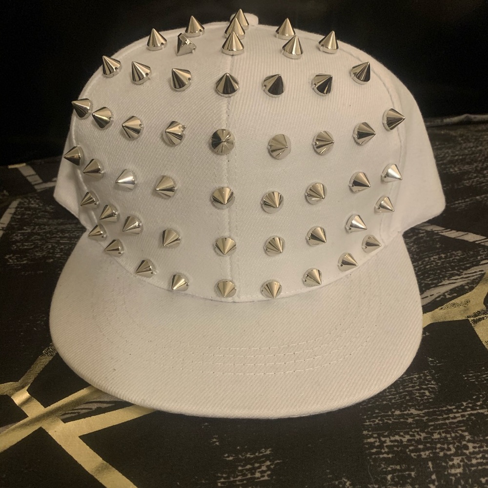 White hat with spikes
